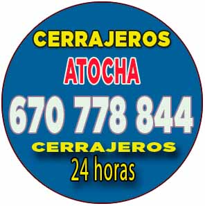 Cerrajero profesional abriendo una puerta en Atocha