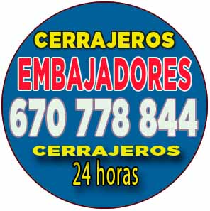 Cerrajeros profesionales en Embajadores realizando apertura de puerta